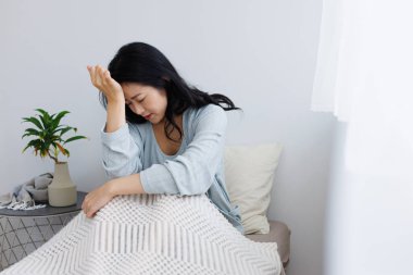 Evde baş ağrısı olan hasta genç bir kadın.