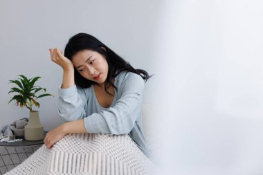 Acı çeken Asyalı kadın, baş ağrısı.