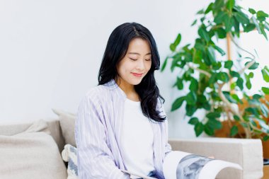 mutlu genç kadın kanepede rahatlatıcı