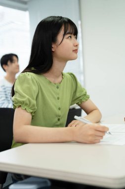 Modern sınıfta okuyan güzel Japon öğrencinin portresi.