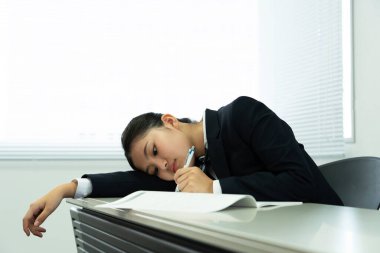 Modern sınıfta okuyan güzel Japon burslu kızın yakın görüntüsü. 