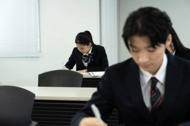 Modern sınıfta okuyan güzel Japon burslu kızın yakın görüntüsü. 