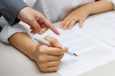 İş adamları sözleşmeyi imzalıyor, kapatıyorlar.