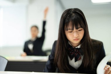 Modern sınıfta okul üniforması giyen sevimli Japon kızın portresi.