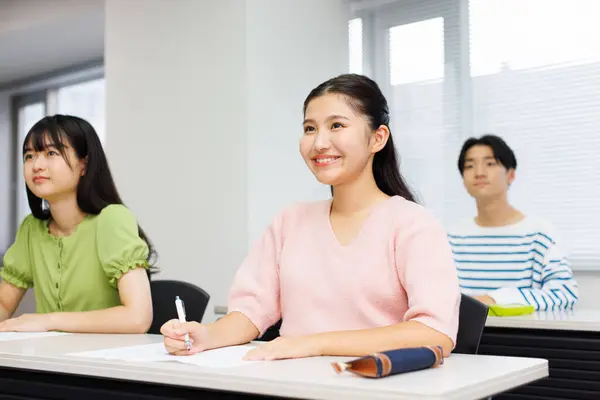 Bir grup Asyalı öğrenci sınıfta okuyor.