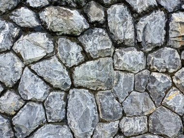 Açık mavi taşlar bir ev ya da ofis duvarı yapmak için kullanılabilir..