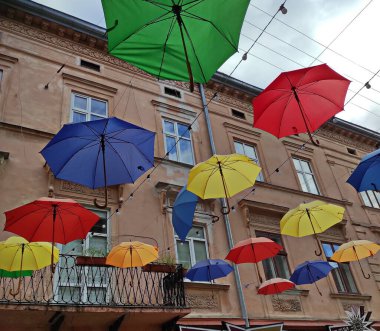 Sokakta renkli şemsiyeler