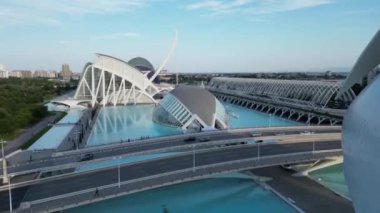 Modern binanın havadan çekilmiş görüntüleri, İHA 'lar şehrin ünlü simgesi Valencia, İspanya' da uçuyor.