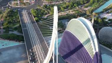 Modern binanın havadan çekilmiş görüntüleri, İHA 'lar şehrin ünlü simgesi Valencia, İspanya' da uçuyor.