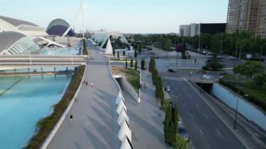 Modern binanın havadan çekilmiş görüntüleri, İHA 'lar şehrin ünlü simgesi Valencia, İspanya' da uçuyor.