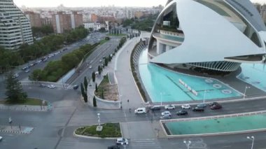 Valencia Skyline 'ın hava görüntüsü, İHA' nın İspanya 'nın Valencia şehrinde ünlü bir simge üzerinde uçuşu.