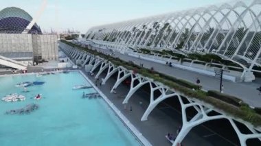 Valencia Skyline 'ın hava görüntüsü, İHA' nın İspanya 'nın Valencia şehrinde ünlü bir simge üzerinde uçuşu.