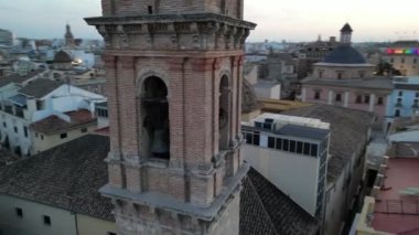 Valencia Skyline 'ın hava görüntüsü, İspanya' nın Valencia şehrinde uçan insansız hava aracı.