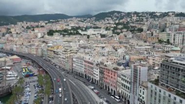 Genoa Drone Manzaralı Şehir Skyline Ceneviz, İtalya. Temmuz 2023 'te yapıldı