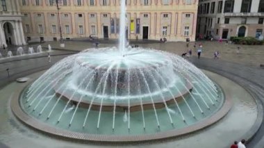 Centere 'deki Cenova Su Fıskiyesi. İtalya, Ceneviz Drone Görüntüleri. Temmuz 2023 4K yapımı.