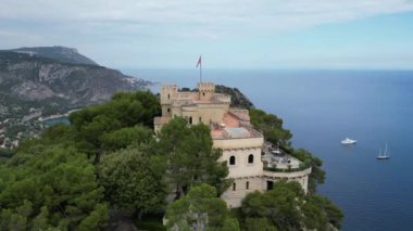 Fransa 'nın başkenti Cte d' Azur 'da Cte d' Azur (Fransız Riviera) dağ kalesi drone görüntüsü. Temmuz 2023 'te 4K' da yapıldı.