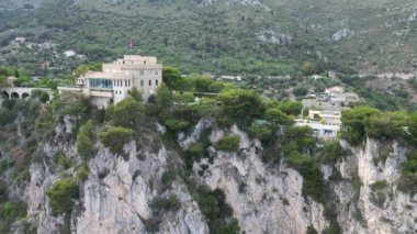 Fransa 'nın başkenti Cte d' Azur 'da Cte d' Azur (Fransız Riviera) dağ kalesi drone görüntüsü. Temmuz 2023 'te 4K' da yapıldı.