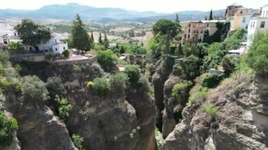 Ronda, İspanya 'da Köprü Ronda Drone Manzarası. Temmuz 2023 'te 4K' da yapıldı.