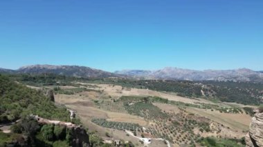 Ronda, İspanya 'da Köprü Ronda Drone Manzarası. Temmuz 2023 'te 4K' da yapıldı.