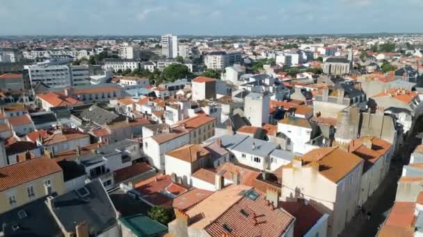 法国西南地区的Les Sables Olonne海滩 2023年7月在4K拍摄的无人机镜头 — 图库视频影像