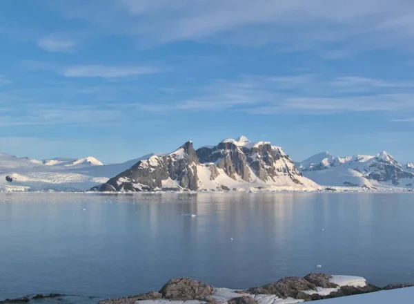 Antarctic Landscape Land Sea Sky — Stock Photo, Image