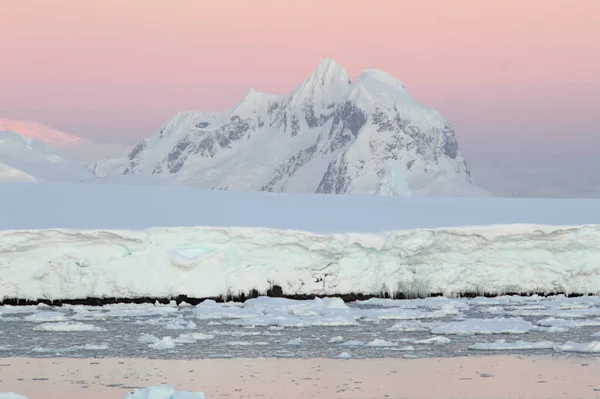 Antarktiskt Landskap Land Hav Och Himmel — Stockfoto