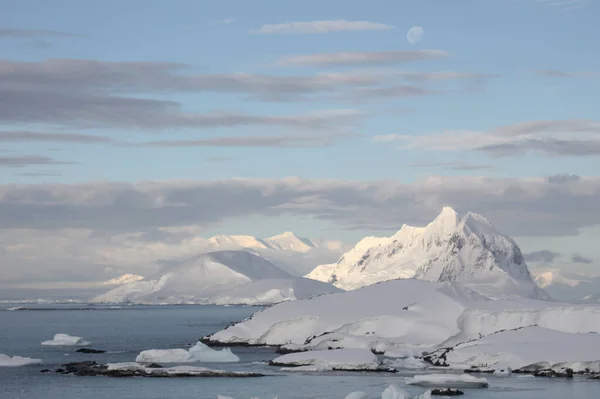 Antarktyczny Krajobraz Góry Morze Niebo — Zdjęcie stockowe