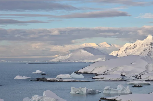 Ανταρκτική Τοπίο Βουνά Θάλασσα Και Ουρανός — Φωτογραφία Αρχείου