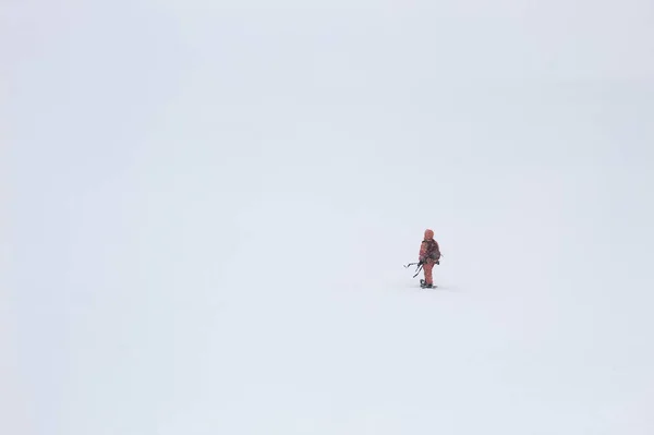 Людина Серед Снігу Антарктиди — стокове фото