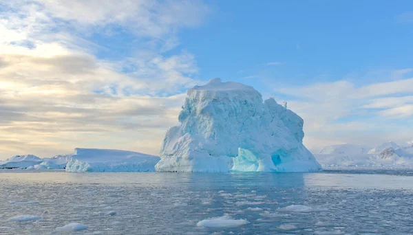 Paesaggio Antartico Cielo Mare Montagne Iceberg — Foto Stock