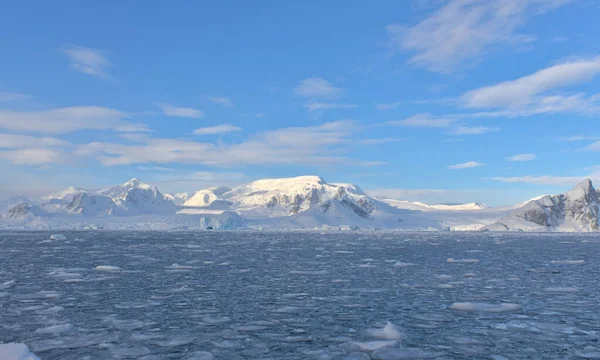 Ανταρκτική Τοπίο Ουρανός Θάλασσα Βουνά Παγόβουνα — Φωτογραφία Αρχείου