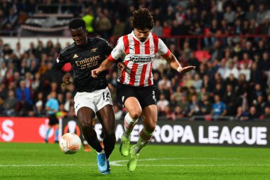 NETHERLANDS, EINDHOVEN 27 Ekim 2022: Eddie Nketiah, Andre Ramalho. UEFA Avrupa Ligi PSV Eindhoven-Arsenal London maçı
