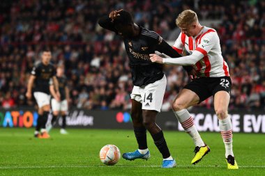 NETHERLANDS, EINDHOVEN 27 Ekim 2022: Eddie Nketiah, Jarrad Branthwaite. UEFA Avrupa Ligi PSV Eindhoven-Arsenal London maçı