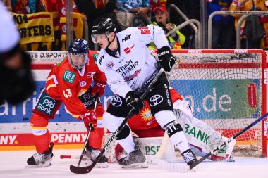 DUESSELDORF, ALMANY - 28 EKİM 2022: ALexANDER OBLINGER. Hokey maçı DEL Duesseldorfer EG - Koelner Haie