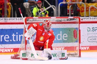 DUESSELDORF, Almanya - 28 Ekim 2022 HENRIK HAUKELAND. Hokey maçı DEL Duesseldorfer EG - Koelner Haie