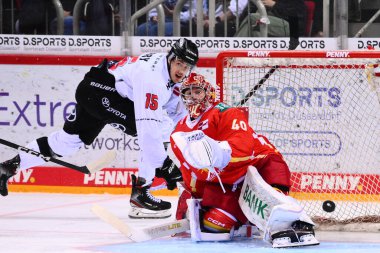 DUESSELDORF, Almanya - 28 Ekim 2022 HENRIK HAUKELAND, LOUIS-MARC AUBRY. Hokey maçı DEL Duesseldorfer EG - Koelner Haie