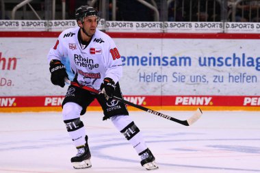 DUESSELDORF, ALMANY - 28 Ekim 2022: jON MATSUMOTO. Hokey maçı DEL Duesseldorfer EG - Koelner Haie