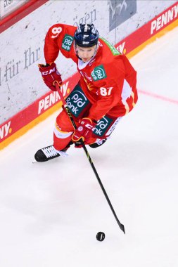 DUESSELDORF, Almanya - 28 Ekim 2022 STEPHEN MACAULAY. Hokey maçı DEL Duesseldorfer EG - Koelner Haie