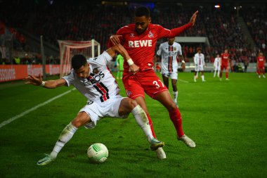 ALMANY, COLOGNE - 3 Kasım 2022: Youcef Atal, Linton Maina. UEFA Avrupa Konferans Ligi 1. FC Koeln - RHEIN Enerji Stadyumu 'nda OGC Nthe