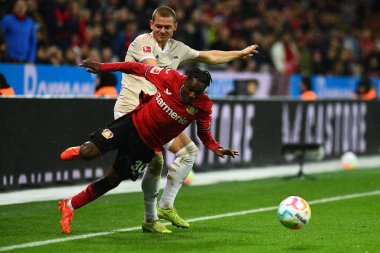 LEVERKUSEN, ALMANY - 06.11.22 Julian Ryerson, Jeremie Frimpong. Bundesliga FC Bayer 04 Leverkusen 1 'e karşı. Bayarena 'daki FC Union