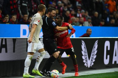 LEVERKUSEN, ALMANY - 06.11.22 Julian Ryerson, Jeremie Frimpong. Bundesliga FC Bayer 04 Leverkusen 1 'e karşı. Bayarena 'daki FC Union