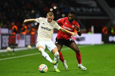 LEVERKUSEN, ALMANY - 06.11.22 Julian Ryerson, Timothy Fosu-Mensah. Bundesliga FC Bayer 04 Leverkusen 1 'e karşı. Bayarena 'daki FC Union