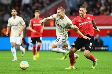 LEVERKUSEN, ALMANY - 06.11.22: Robert Andrich, Julian Ryerson. Bundesliga FC Bayer 04 Leverkusen 1 'e karşı. Bayarena 'daki FC Union