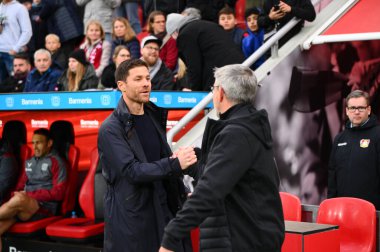 LEVERKUSEN, ALMANY - 06.11.22: Xabi Alonso, Urs Fischer. Bundesliga FC Bayer 04 Leverkusen 1 'e karşı. Bayarena 'daki FC Union