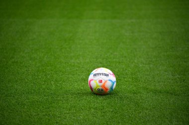 LEVERKUSEN, ALMANY - 06.11.22: Select tarafından sezonun Derbystar topu. Bundesliga FC Bayer 04 Leverkusen 1 'e karşı. Bayarena 'daki FC Union