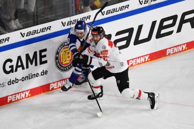 KREFELD, Almanya - NOVEMBER 10, 2022: JEDLICKA Maros, WOLF Bernd Deutschland Cup 2022, Avusturya - Yayla-Arena 'da Slovakya 