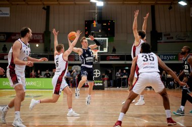 LEVERKUSEN, ALMANY 16 YIL 2022 BARMER 2. Basketbol Bundesliga 'sı. Basketbol maçı Bayer Giants Leverkusen Medipolis SC Jena 'ya karşı