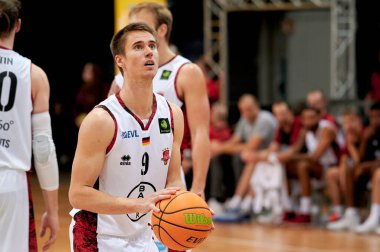 LEVERKUSEN, ALMANY - 16 YIL 2022 Marius Stoll. Barmen 2. Basketbol Bundesliga 'sı. Basketbol maçı Bayer Giants Leverkusen Medipolis SC Jena 'ya karşı