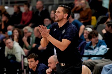 LEVERKUSEN, ALMANY - 16 YIL 2022: Domenik Reinboth. Barmen 2. Basketbol Bundesliga 'sı. Basketbol maçı Bayer Giants Leverkusen Medipolis SC Jena 'ya karşı