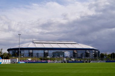 GELSENKIRCHEN, GERMANY - 2 Ekim 2022 Veltins Arena. Bundesliga FC Schalke 04 - Augsburg futbol karşılaşması